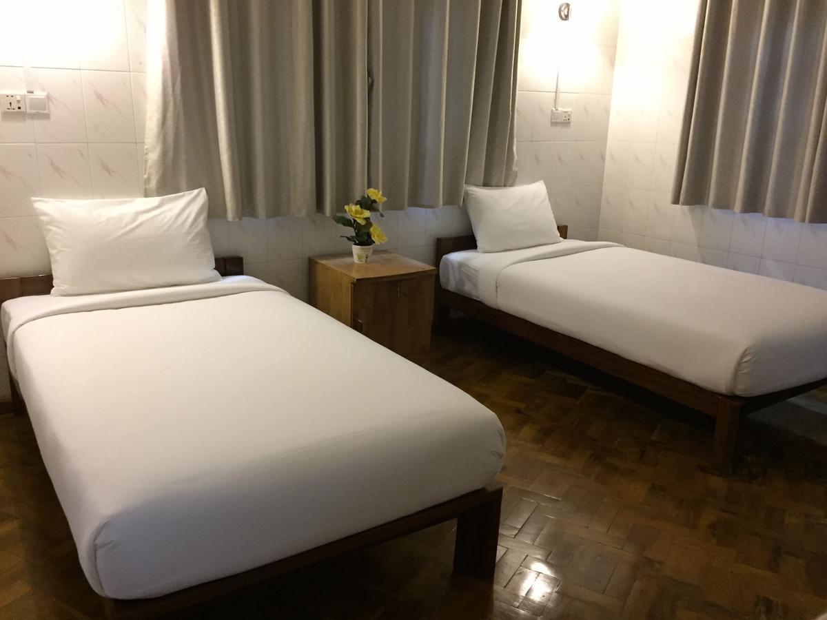 Celia Hostel Mandalay Buitenkant foto